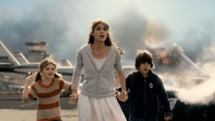 Amanda Peet es Kate, la ex esposa de Jackson (John Cusack) quien de pronto se ve con sus dos hijos en medio de una cadena de destrucción mundial